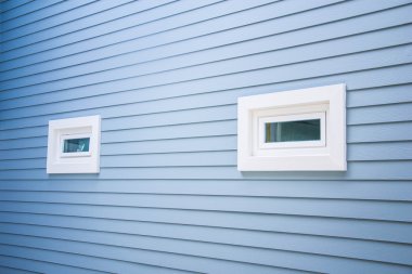 ahşap duvar beyaz pencere