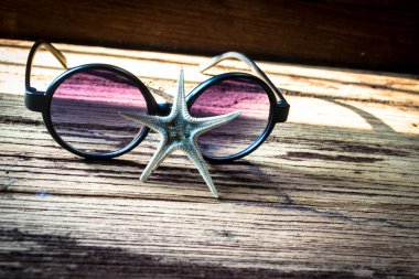 Güneş gözlüğü ve denizyıldızı ahşap, seyahat kavramı