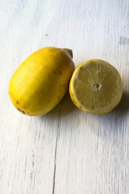 ahşap üzerinde limon