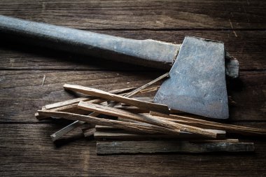 eski balta ve ahşap ahşap üzerine