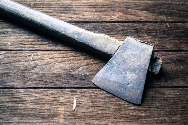 bir tahta üzerinde eski balta