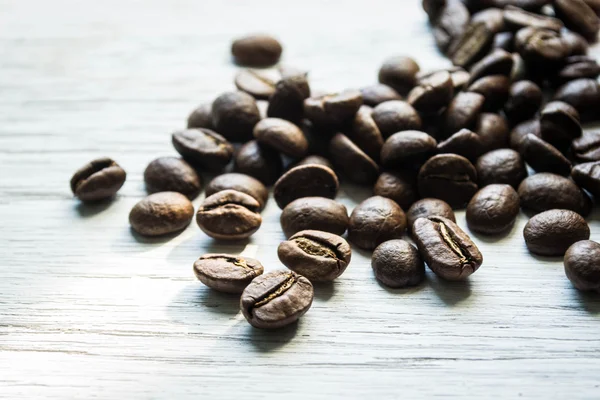 Granos de café sobre fondo de madera —  Fotos de Stock