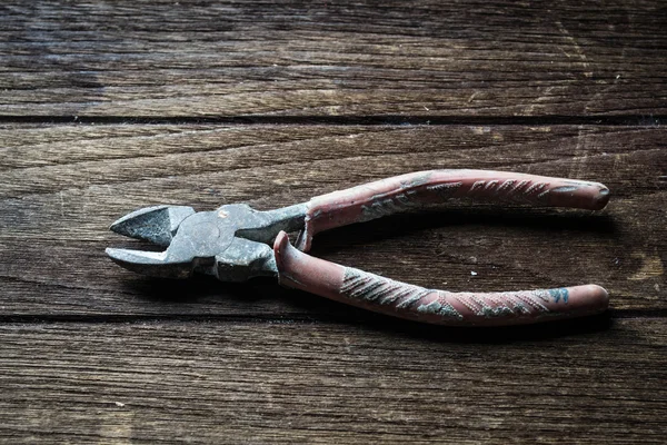 bir tahta üzerinde eski çapraz pense