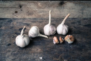 Natürmort eski ahşap zemin üzerine sarımsaklı