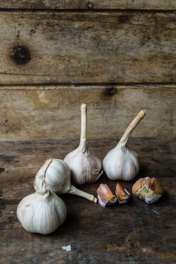 Natürmort eski ahşap zemin üzerine sarımsaklı