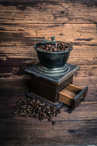 Old coffee grinder and coffee beans — Stock Photo, Image