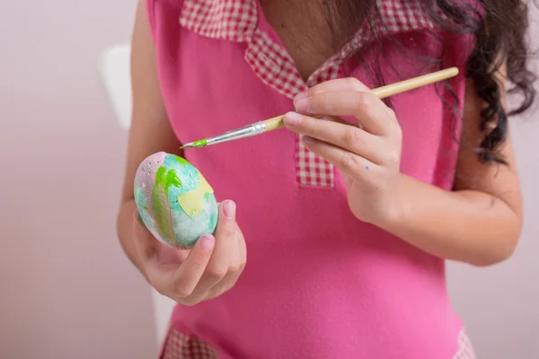 Дитина малює фальшиве яйце — стокове фото