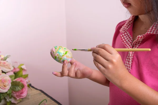 Дитина малює фальшиве яйце — стокове фото