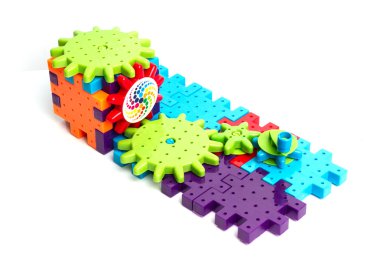 Beyaz arkaplanda plastik oyuncak blokları