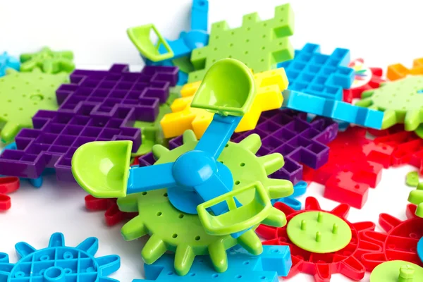 Bloques de juguete de plástico sobre fondo blanco — Foto de Stock