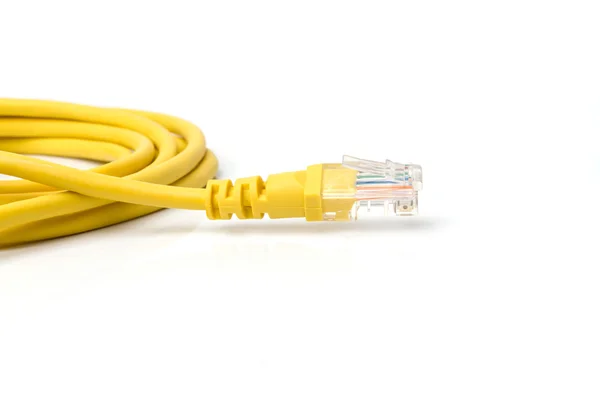 白色背景上的黄色 Utp 局域网电缆。 — 图库照片