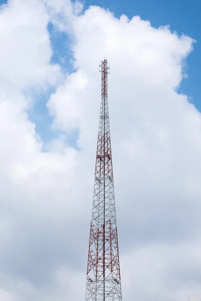 Torre de telecomunicaciones en el cielo —  Fotos de Stock