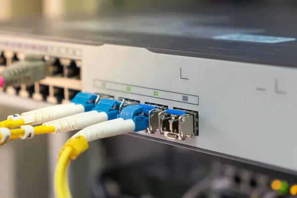 Ağ anahtarı içinde fiber optik kabloları takın