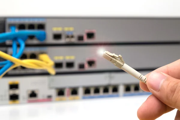 关闭了网络联交换机上的连接器光纤电缆 — 图库照片