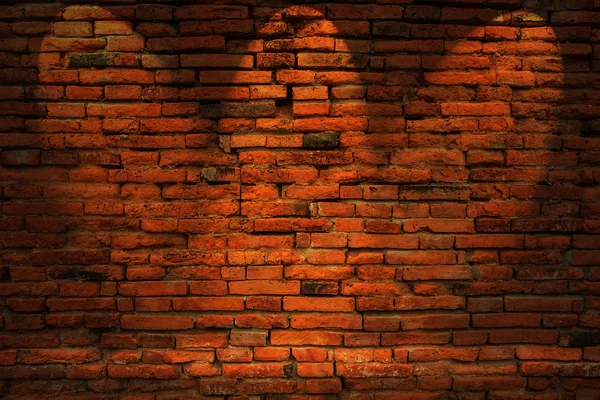 Low key photo of red brick wall — Stock Photo, Image