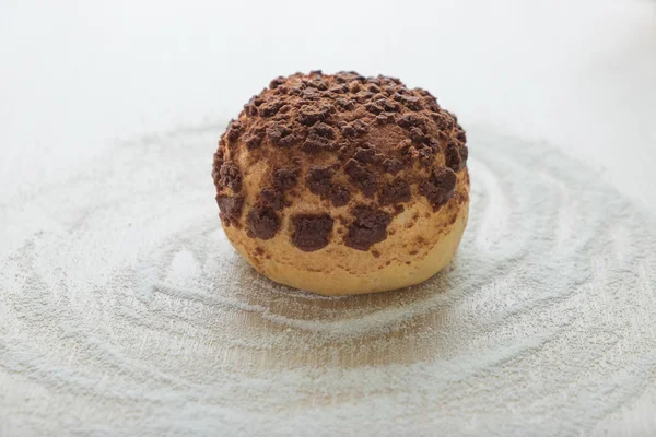 Chocolade crème Pustekuchen. Éclair taart — Stockfoto