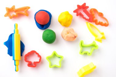 Oyun hamuru ve beyaz arka plan üzerinde plastik kesme blok