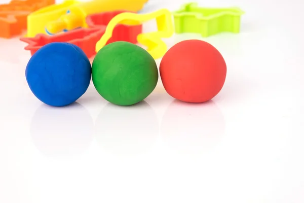 Forma de bola de la masa de juego sobre fondo blanco. Juego colorido doug — Foto de Stock