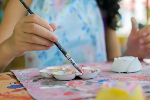 Маленькие ручки ребенка, рисующие на штукатурке. — стоковое фото