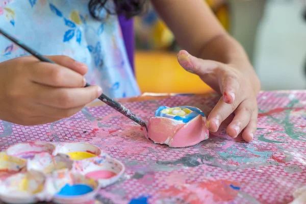 Маленькие ручки ребенка рисуют на штукатурке мягкого фокуса . — стоковое фото