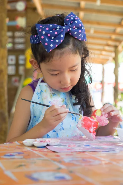 Linda chica asiática pintando color en la estatua de yeso . —  Fotos de Stock