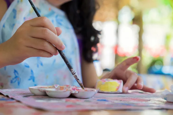 Pequeñas manos de niño pintando en el yeso enfoque suave . —  Fotos de Stock