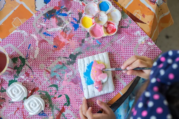 Маленькие ручки ребенка, рисующие на штукатурке. — стоковое фото