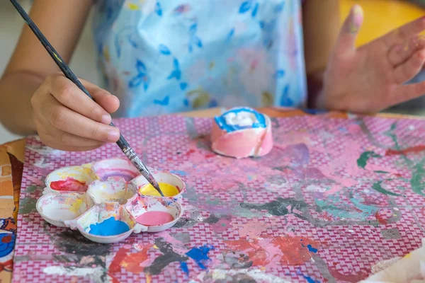 Pequeñas manos de niño pintando en el yeso enfoque suave . —  Fotos de Stock