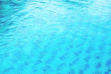 Yüzme havuzunda mavi yırtık su