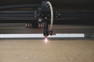 Lazer Kesim Makinası kalıpları plastik plaka üzerinde oyma.