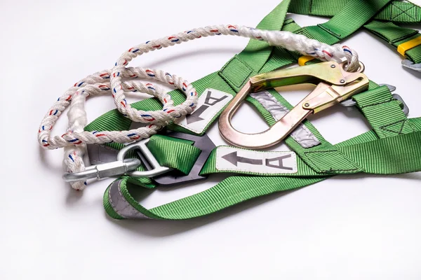 Arnés de protección contra caídas y cordón para el trabajo en altura en blanco — Foto de Stock