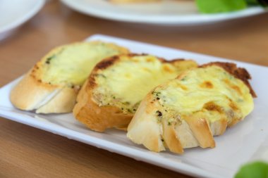 Sarımsaklı ekmek peynir ile bir fincan Close-Up