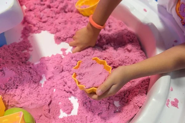Ребенок играет кинетический песок — стоковое фото