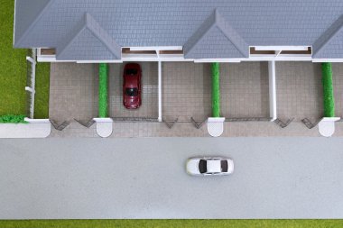 yolun önünde ev modeli üzerinde oyuncak araba