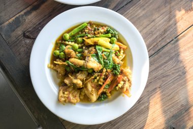 Baharatlı karıştırın kızarmış balık