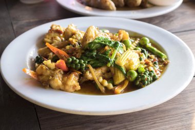 Baharatlı karıştırın kızarmış balık