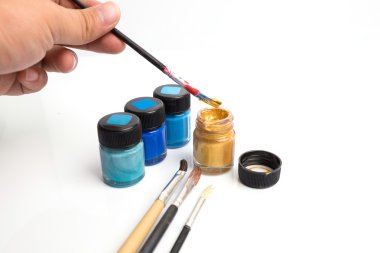 beyaz arkaplanda izole edilmiş fırça ve boya