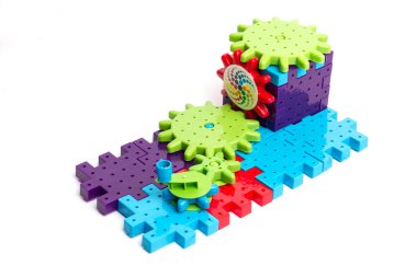 Beyaz arkaplanda plastik oyuncak blokları