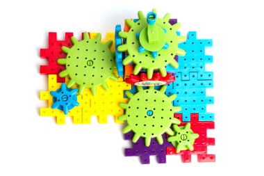 Beyaz arkaplanda plastik oyuncak blokları