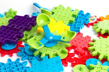 Beyaz arkaplanda plastik oyuncak blokları