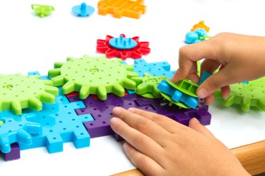 Beyaz arkaplanda plastik oyuncak blokları