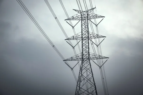 yüksek gerilim elektrik direği