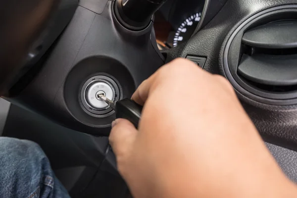 El araba başlatmak için anahtar deliği için araba anahtarı koyarak