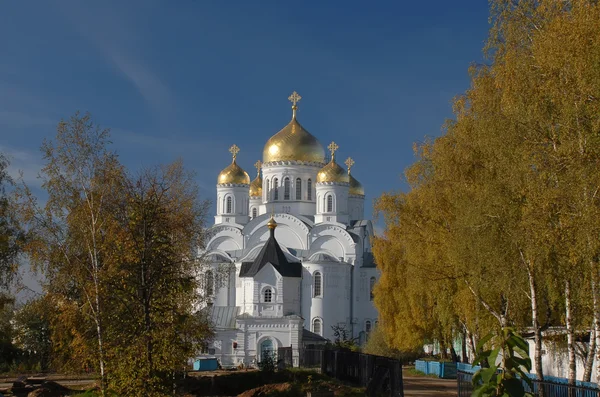 РОССИЯ. ДИВЕЕВО. МОНАСТЫРЬ СЕРАФИМА САРОВСКОГО. ПРЕОБРАЖЕНСКИЙ СОБОР. Rusland. Diveevo. Klooster van St. Seraphim van Sarov. De kathedraal van de Transfiguratie — Stockfoto