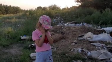 Kız gördüğü şey yüzünden üzgün. Ormandaki durum telefonda filme alındı.