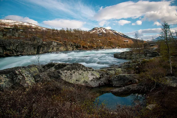 ノルウェーのJotunheimen国立公園にある野生の川と山 — ストック写真