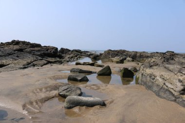  Hindistan 'da deniz kenarında kayalar