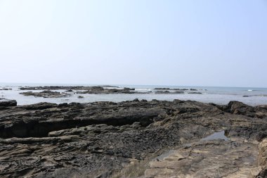  Hindistan 'da deniz kenarında kayalar