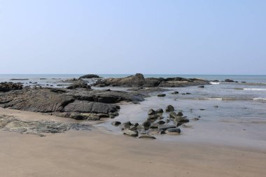  Hindistan 'da deniz kenarında kayalar