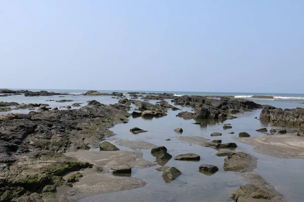  Hindistan 'da deniz kenarında kayalar